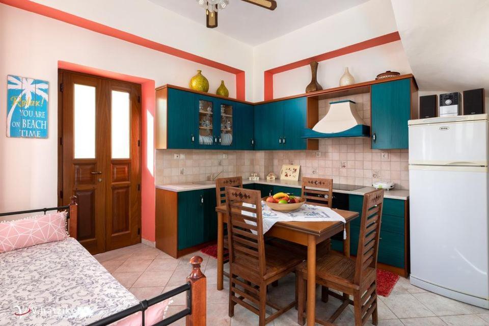 Villa Lola Chalki Town Luaran gambar